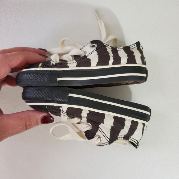 Infants Converse Chuck Taylor All Star Low Top Animal Black White Print 6 - Picture 3 of 6